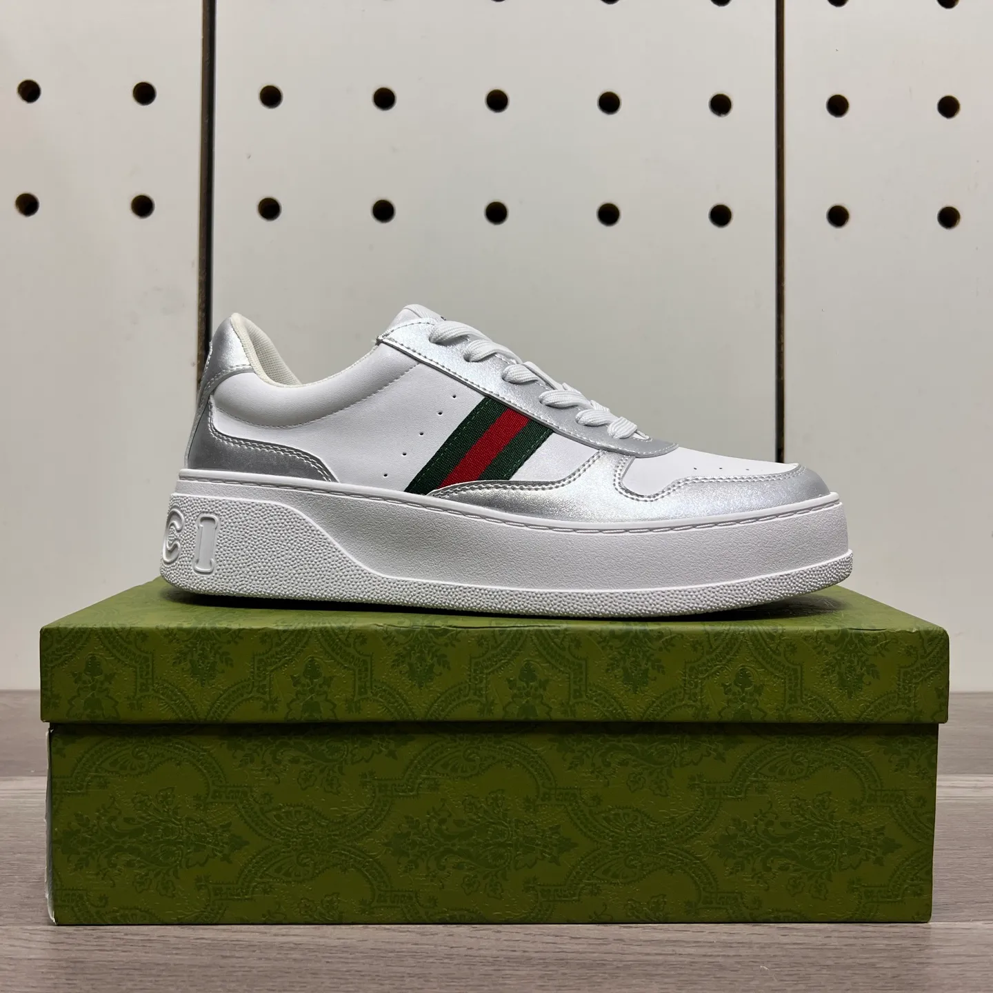 Factory price: 400💰Gucci original quality.~ Unique modern style sneakers. 🏃A must-have casual shoe for trendy men😍😍 Imported cowhide, sheepskin foot pads (refuse to discolor and grind feet) soles: Original soles specially provided by the original factory, French lazy style design ⚠️Fit to the feet, original quality, super comfortable original soles. Just like shooting the real thing 🎬The real thing is better, high-quality sneakers, size: 38-44 (45 and 46 can be customized)